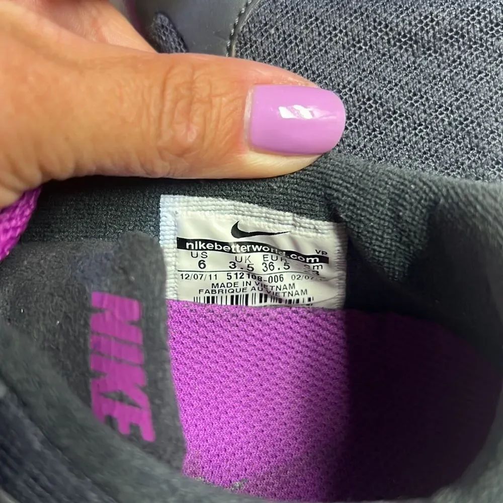 NIKE Tennis Shoes - Picture 9 of 9